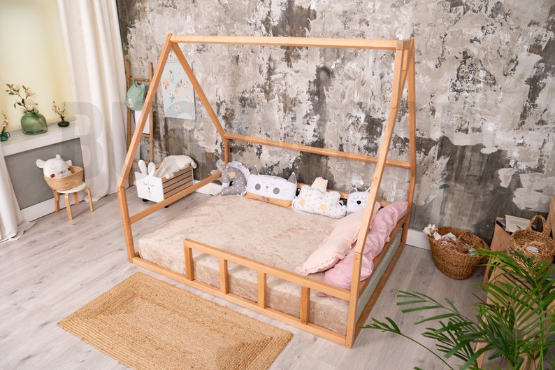 Busywood Montessori Twin Floor Bed - Engaging Toddler Playhouse & Climbing Frame for Modern Kids Rooms