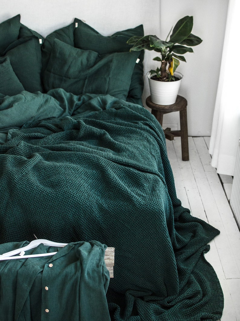Linen Bedding Set in Jungle Green. 3 Piece Set in King, Queen, Twin, Full, Double sizes. Linen bedding set: 2 Pillowcases & Duvet Cover.
